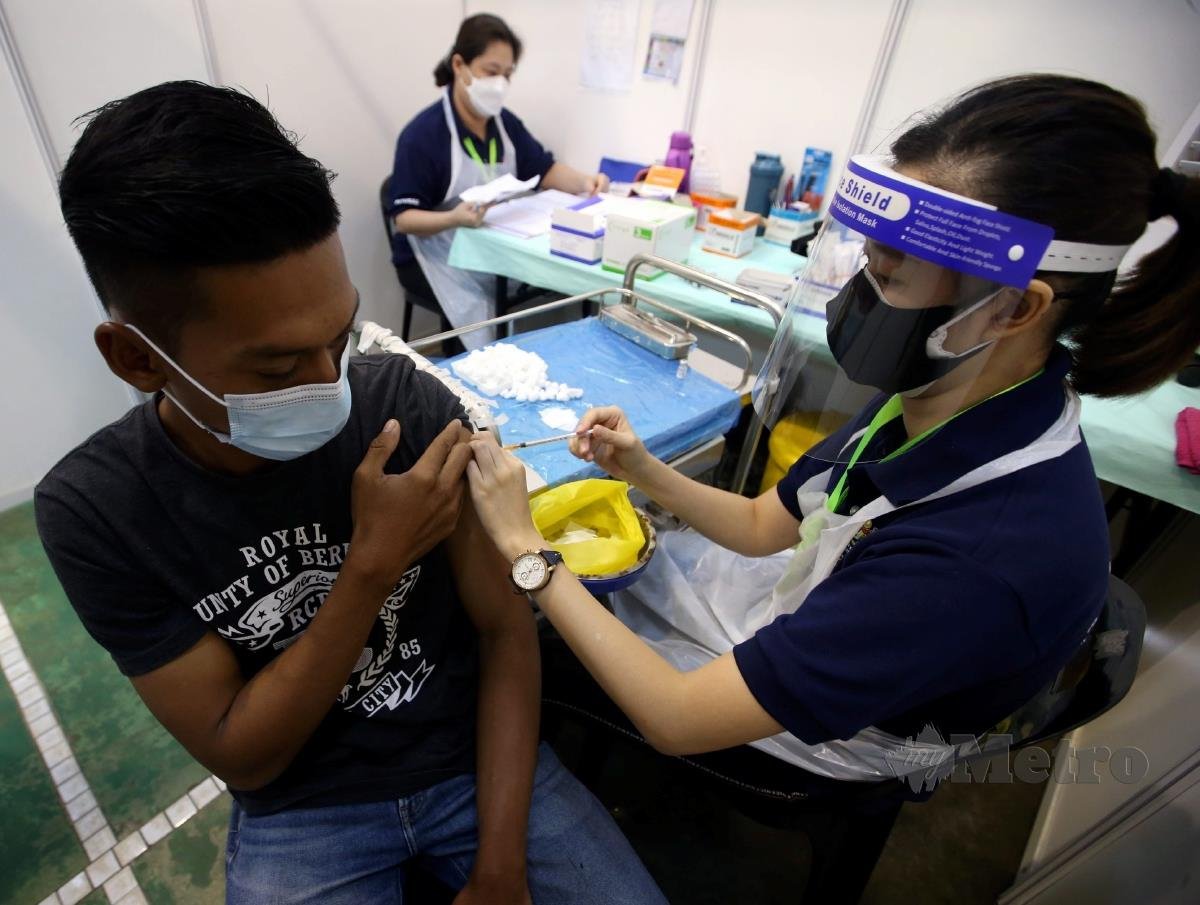 PETUGAS kesihatan memberi suntikan vaksin kepada penerima sempena PICK di PPV Dewan Serbaguna Tapak Ekspo Seberang Jaya, Pulau Pinang. FOTO Danial Saad
