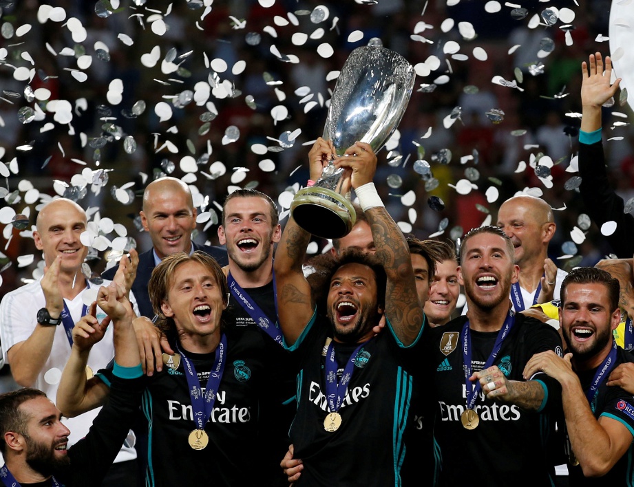 Marcelo menjulang Piala Liga Super Eropah bersama pemain Real Madrid meraikan kejayaan menewaskan United. FOTO REUTERS
