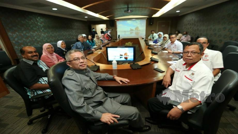 ADHAM (tengah) bersama Pengarah Kesihatan Johor, Dr Aman Rabu (kanan) bergambar sebelum mendengar taklimat isu Covid-19,di Hospital Permai. FOTO Mohd Azren Jamaludin