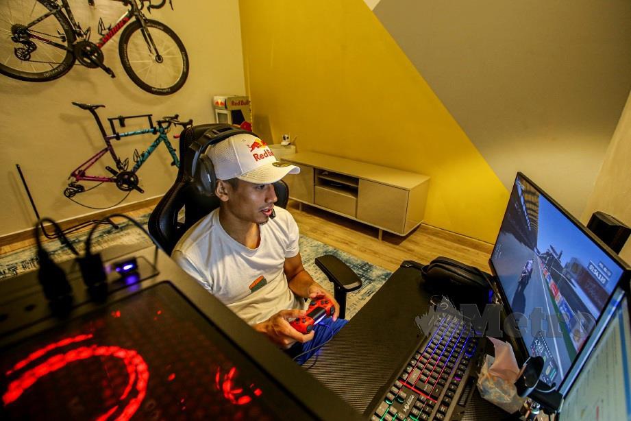 Pelumba MotoGP, Hafiz Syahrin Abdullah bermain permainan video dalam talian sejak pelaksanaan PKP. Selain itu, Hafiz juga membuat latihan simulator berbasikal dan senaman fizikal dalam usaha mengekalkan kecergasan. FOTO Osman Adnan
