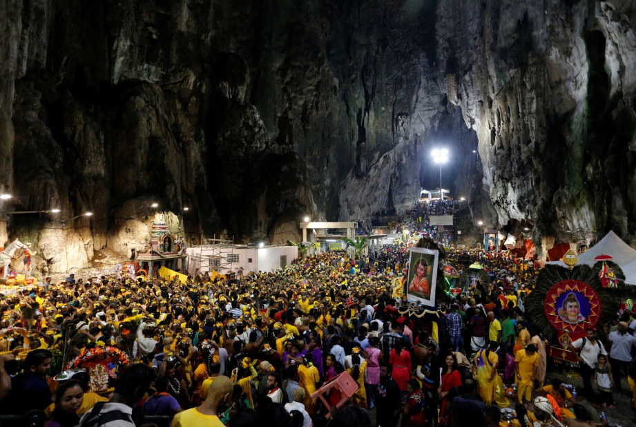 PENGANUT Hindu berhimpun sempena sambutan Thaipusam, di Batu Caves, semalam.