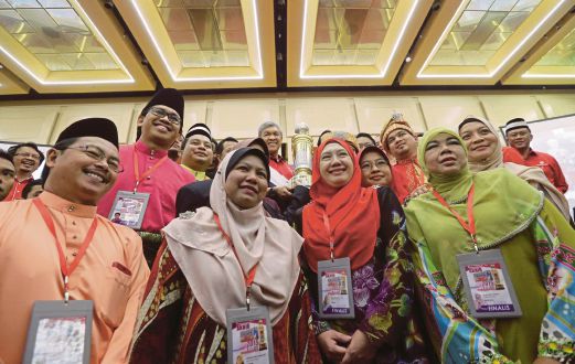 AHMAD Zahid   bergambar bersama peserta Pidato Piala Presiden UMNO bersempena Perhimpunan Agung UMNO 2015 di PWTC.
