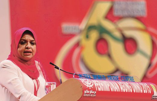 Shahrizat berucap merasmikan Persidangan Pergerakan Wanita UMNO sempena Perhimpunan Agung UMNO di PWTC, semalam.
