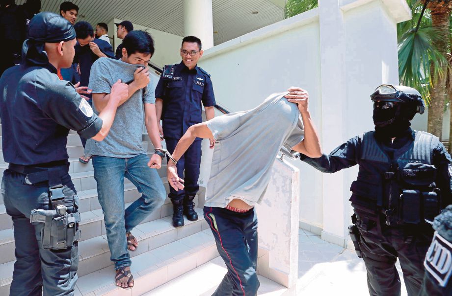 ANGGOTA polis mengawal sebahagian daripada 20  yang dipercayai ahli Geng Pak Su selepas mendapat perintah tahanan mengikut SOSMA di Mahkamah Sesyen, semalam.