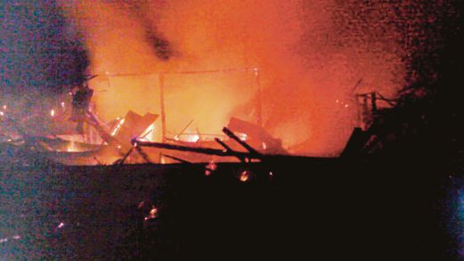 API marak membakar empat rumah yang terletak bersebelahan di Kampung Kanchong Darat, Banting, semalam.