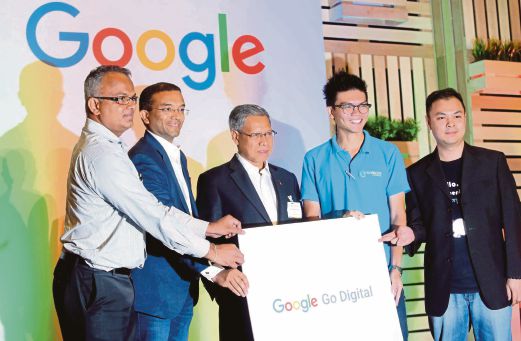 MUSTAPA (tengah) semasa siri bengkel Google Malaysia ‘Go Digital’ di Kuala Lumpur, semalam. 