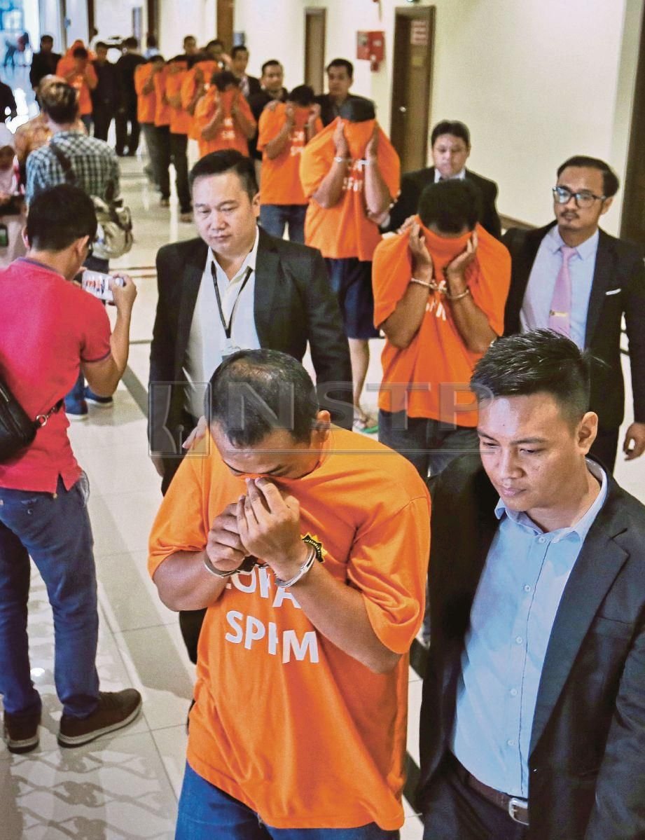 PEGAWAI SPRM membawa 11 suspek yang ditahan ke Mahkamah Majistret Kota Kinabalu.