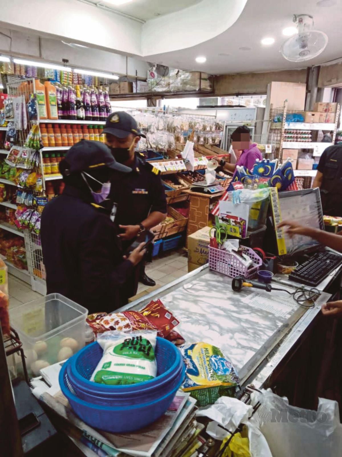 PEGAWAI KPDNHEP melakukan pemeriksaan ke atas kedai runcit di Parit Buntar, Perak.