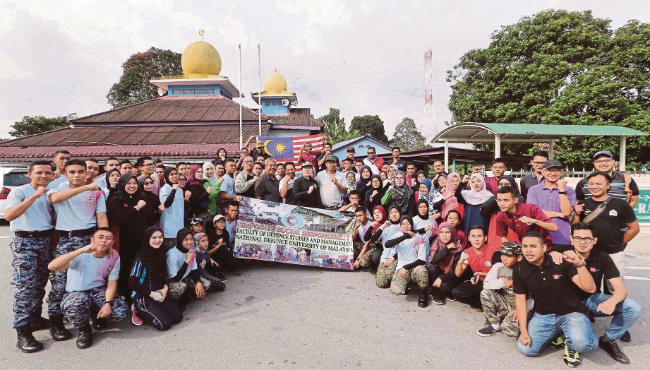 PESERTA dan sukarelawan Program Memerdekakan Golongan Asnaf Anjuran Briged Sukarelawan MPB-NSTP dan Universiti Pertahanan Nasional Malaysia di Kampung Sungai Kembong Hilir.