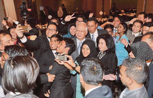 PELAJAR Malaysia tidak melepaskan peluang bergambar bersama Najib.