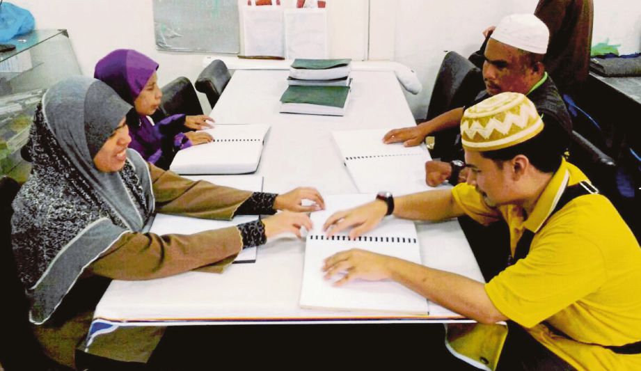 PELAJAR membawa  al-Quran sambil dipantau guru di kelas  mengaji PERTIS.