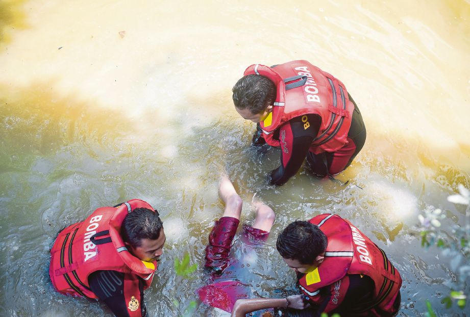 Pasukan Penyelamat di Air  daripada Balai Bomba Perlabuhan Klang dan Shah Alam mengangkat  mayat seorang remaja lelaki berusia 13 tahun yang lemas selepas tergelincir di Kunci Tali Air Sungai Jarum, Banting. 