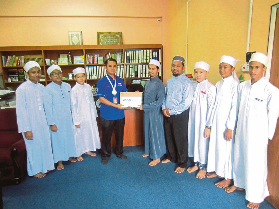 Mohd Nasir menyerahkan zakat perniagaan kepada Mohd Muslim  (lima dari kanan).  
