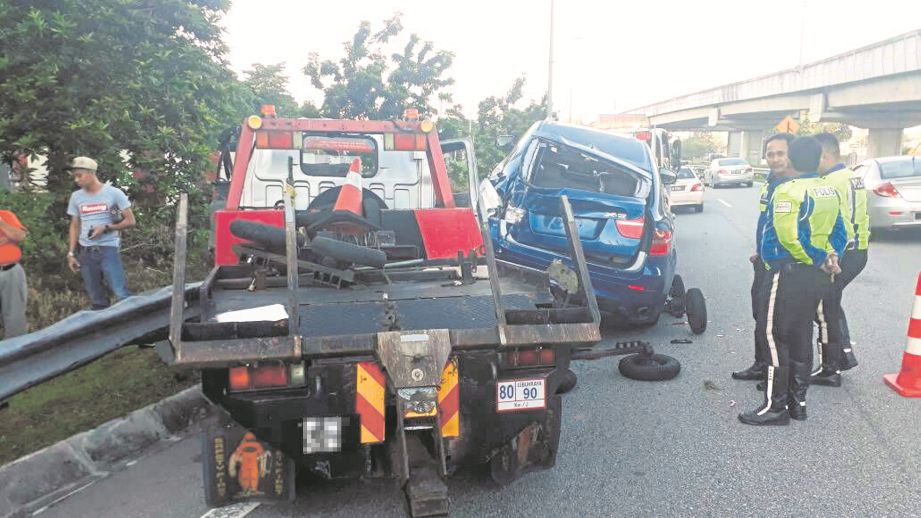 MANGSA maut selepas dirempuh lori tunda ketika mengawal lalu lintas di Lebuhraya Besraya menghala ke Salak Selatan, semalam.