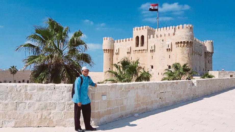 USTAZ Mohd Zarimi mengabadikan kenangan di kawasan Kubu Qaitbay iaitu sebuah kubu pertahanan yang dibina pada abad ke-15  di pantai Laut Mediterranean di Alexandria, Mesir.