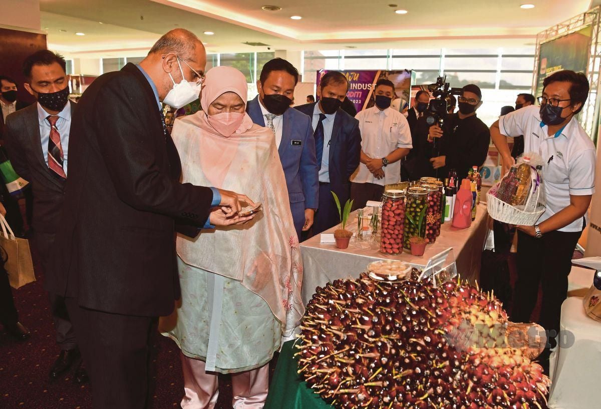 ZURAIDA  (dua dari kiri) melawat  gerai pameran selepas majlis pelancaran DAKN 2030 di Putrajaya.