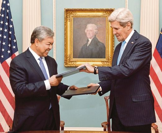 ZAHID dan John Kerry bertukar dokumen pengecualian visa Amerika Syarikat.