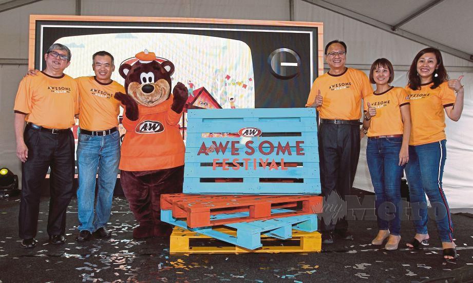 ANG (dua dari kiri) merasmikan A&Wesome Festival di A&W Petaling Jaya. 