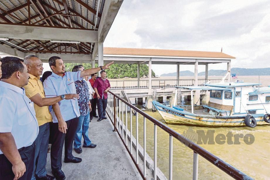 PEMBANGUNAN  di Tanjung Penyabong Waterfront oleh ECERDC memberi impak positif kepada masyarakat setempat.