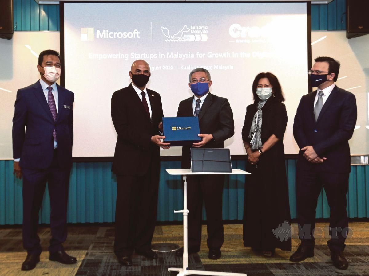 DR Adham (tengah) bersama  Pengarah Urusan Microsoft  K Raman (kiri) dan Pemangku Ketua Pegawai Eksekutif Kumpulan Cradle, Norman Matthieu Vanhaecke. - Gambar NSTP/AMIRUDIN SAHIB
