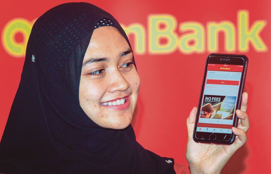 KAKITANGAN AmBank, Yasmin Raihan menunjukkan laman sesawang AmOnline Digital.