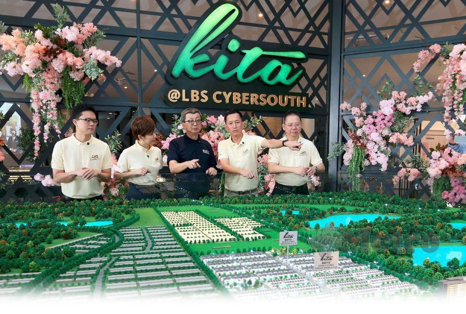LIM (tengah) melihat model projek pembangunan Kita@Cybersouth di Cyberjaya. 
