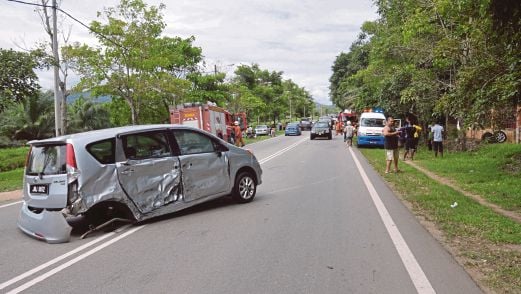 KEADAAN kereta terbabit nahas di Kilometer 11 Jalan Pilah-Batu Kikir, semalam.