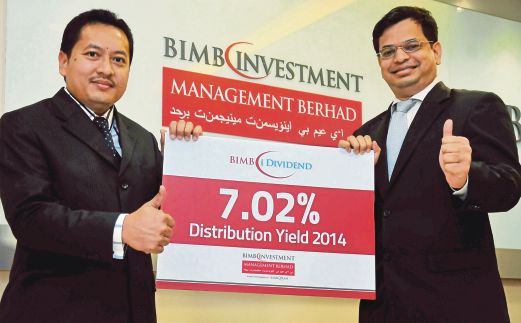 NAZARUDDIN (kiri) dan Ketua Pegawai Pelaburan BIMB Invest, Vicknesan Balakrishnan ketika mengumumkan pengagihan pendapatan. 