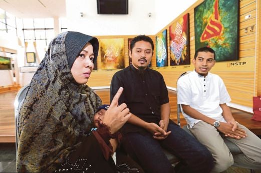 Pelukis seni khat (dari kiri) Ainun Jariah, Ahmad Rajaei dan Zulhelmi ketika ditemu ramah di Balai Berita, Bangsar, semalam.