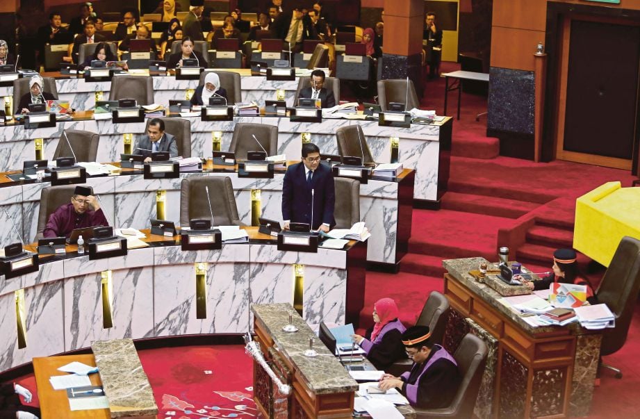 MENTERI Besar Selangor Datuk Seri Mohamed Azmin Ali berbahas pada Mesyuarat Ketiga (Bajet) Penggal Keempat Persidangan Dewan Negeri Selangor Ke-13, semalam. 