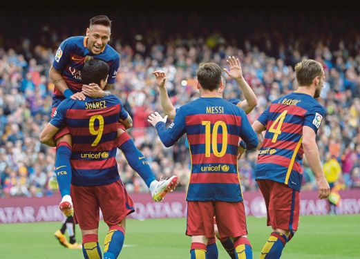 NEYMAR (kiri) dijulang Suarez selepas meledak gol untuk Barcelona.