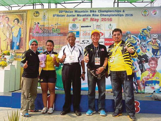 ADIBA (dua dari kiri) raih gangsa pada Kejohanan Lumba Basikal Bukit Asia di Chai Nat, Thailand. 