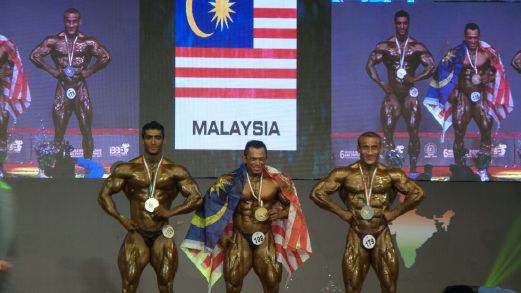 SAZALI (tengah) mempamerkan medal Mr Universe. 