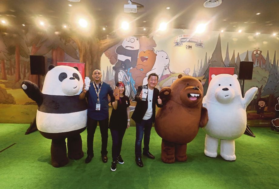 RAYMOND (dua dari kiri) bersama maskot animasi sitkom We Bare Bears di TGV Cinemas Sunway Velocity, Cheras, semalam.