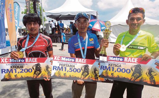 EFFENDI (kanan) bergambar bersama pemenang pertama kategori XC Metro Master, Supian Nor (tengah) dan Praset Chitmart (ketiga).
