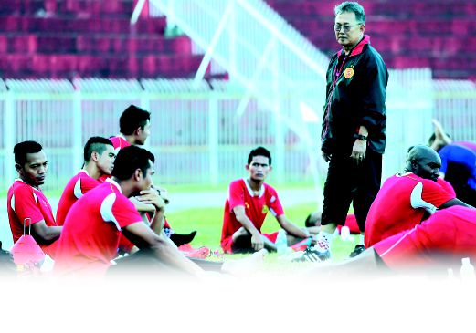 AZRAAI (kanan) beri arahan kepada pemain Kelantan.