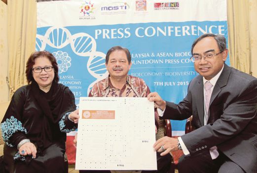 DR Ewon (tengah)  menunjukkan pelan pameran bersama Noorul Ainur dan  Dr Mohd Nazlee selepas sidang media Persidangan dan Pameran BioMalaysia & ASEAN Bioekonomi 2015.