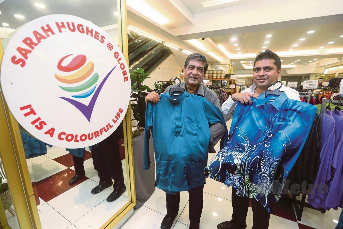 SATISHCHANDRE (kiri) dan Pengarah Urusan Sarah Hughes, Ketan Kumar Doshi menunjukkan koleksi baju yang terdapat di Sarah Hughes Globe di Jalan Tuanku Abdul Rahman, Kuala Lumpur. 