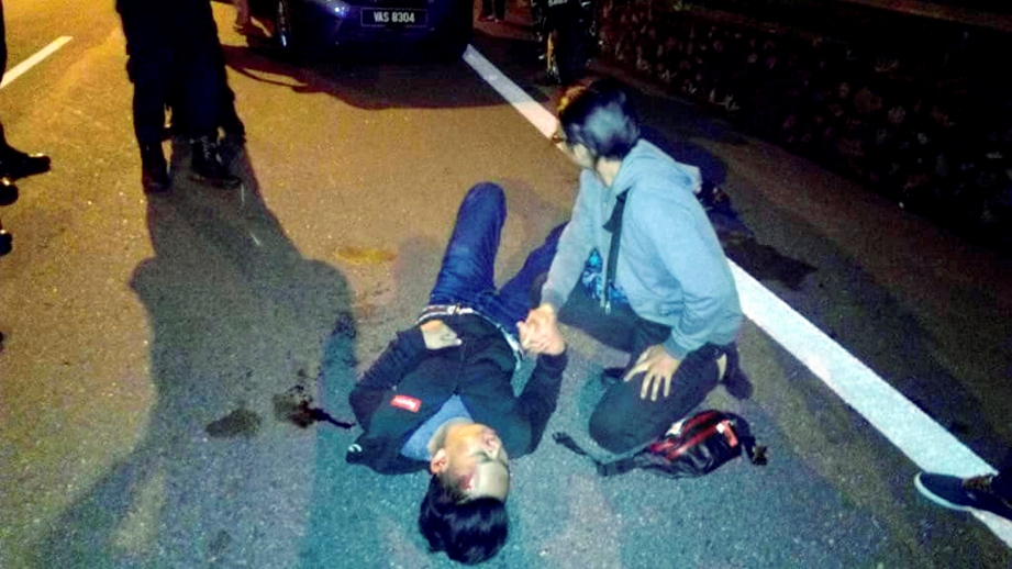  MANGSA yang menaiki motosikal cedera selepas terjatuh  di Kilometer 9.4 Jalan Genting Highlands-Kuala Lumpur, semalam.