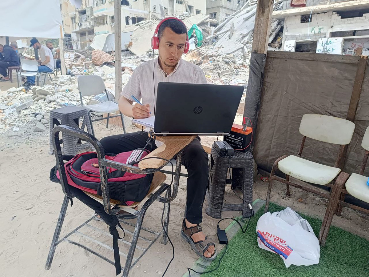 ABDALLAH menduduki ujian kelayakan secara dalam talian dari utara Gaza.