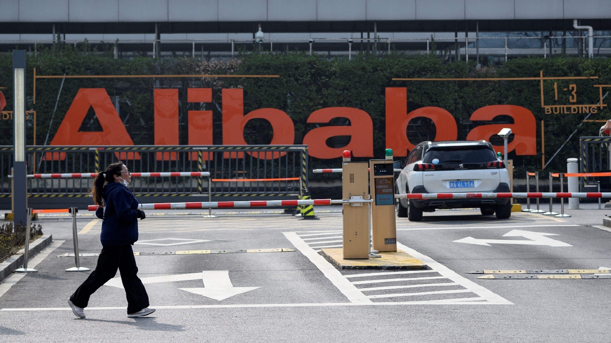 SYARIKAT Alibaba di Shanghai. FOTO AFP