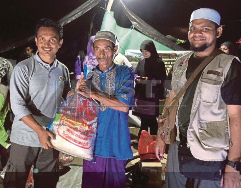 WAKIL Muslim Care memberi bantuan kepada mangsa Pasca Palu. 