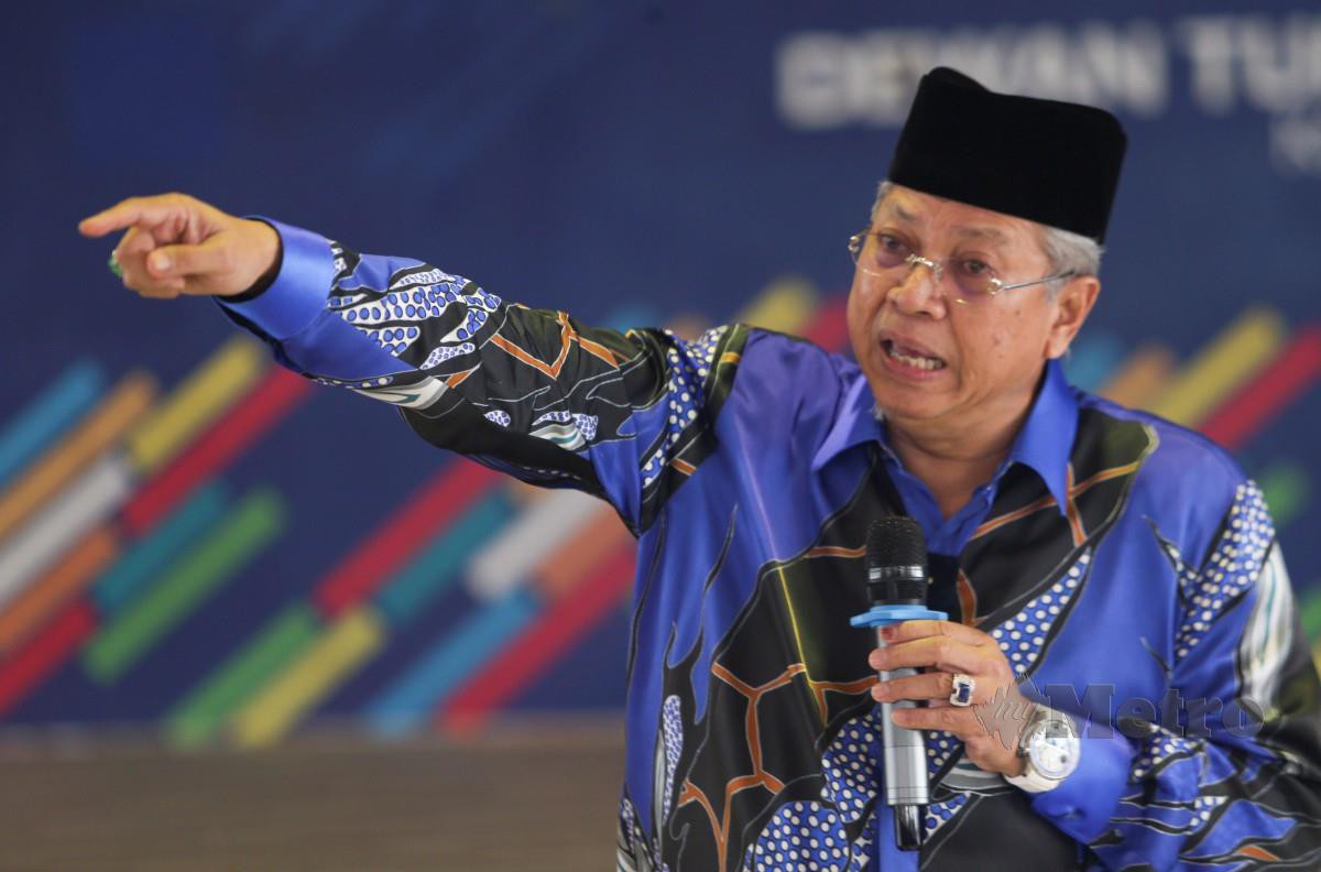 ANNUAR Musa ketika berucap pada Majlis Perjumpaan Khas Ketua-Ketua Cawangan Umno Parlimen Ketereh di Kota Bharu. FOTO Nik Abdullah Nik Omar.