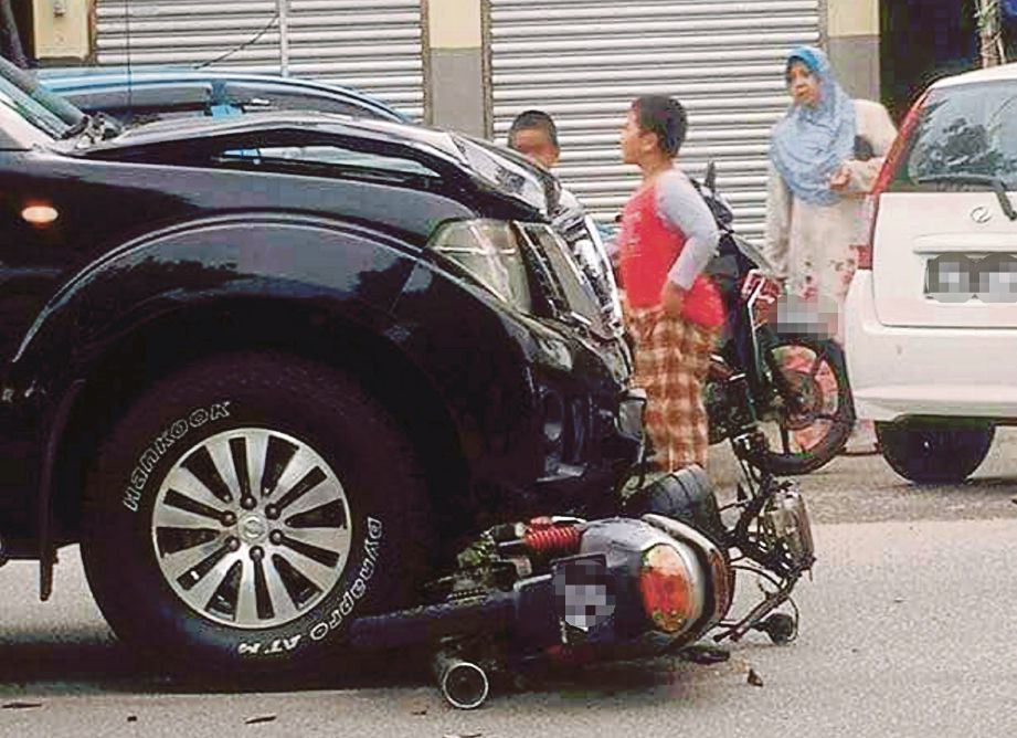 KEADAAN kenderaan selepas kemalangan di Jalan Padang, semalam.