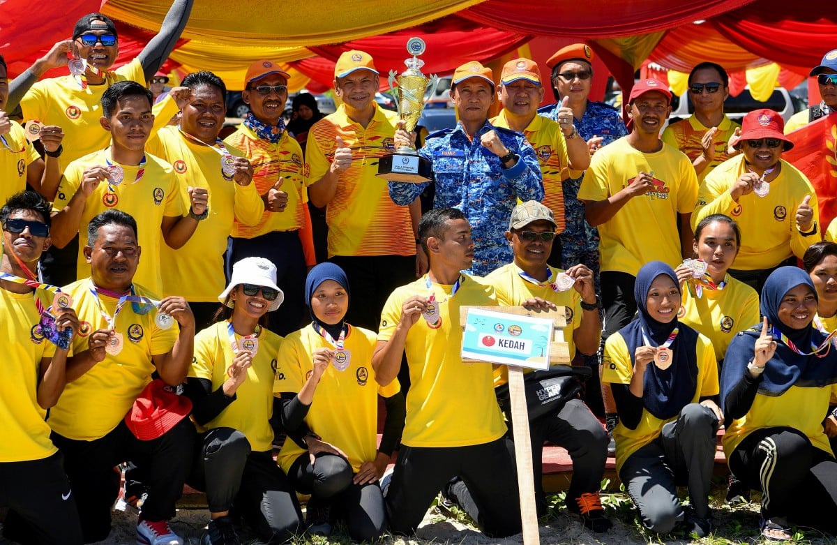 ARMIZAN (lima, kiri) dan Aminurrahim (empat, kiri) bergambar bersama kontinjen pasukan negeri Kedah yang memenangi acara keseluruhan pada majlis penutupan Civil Defence Lifeguard Challenge (CDLC) 2023 Peringkat Kebangsaan hari ini. FOTO Bernama.