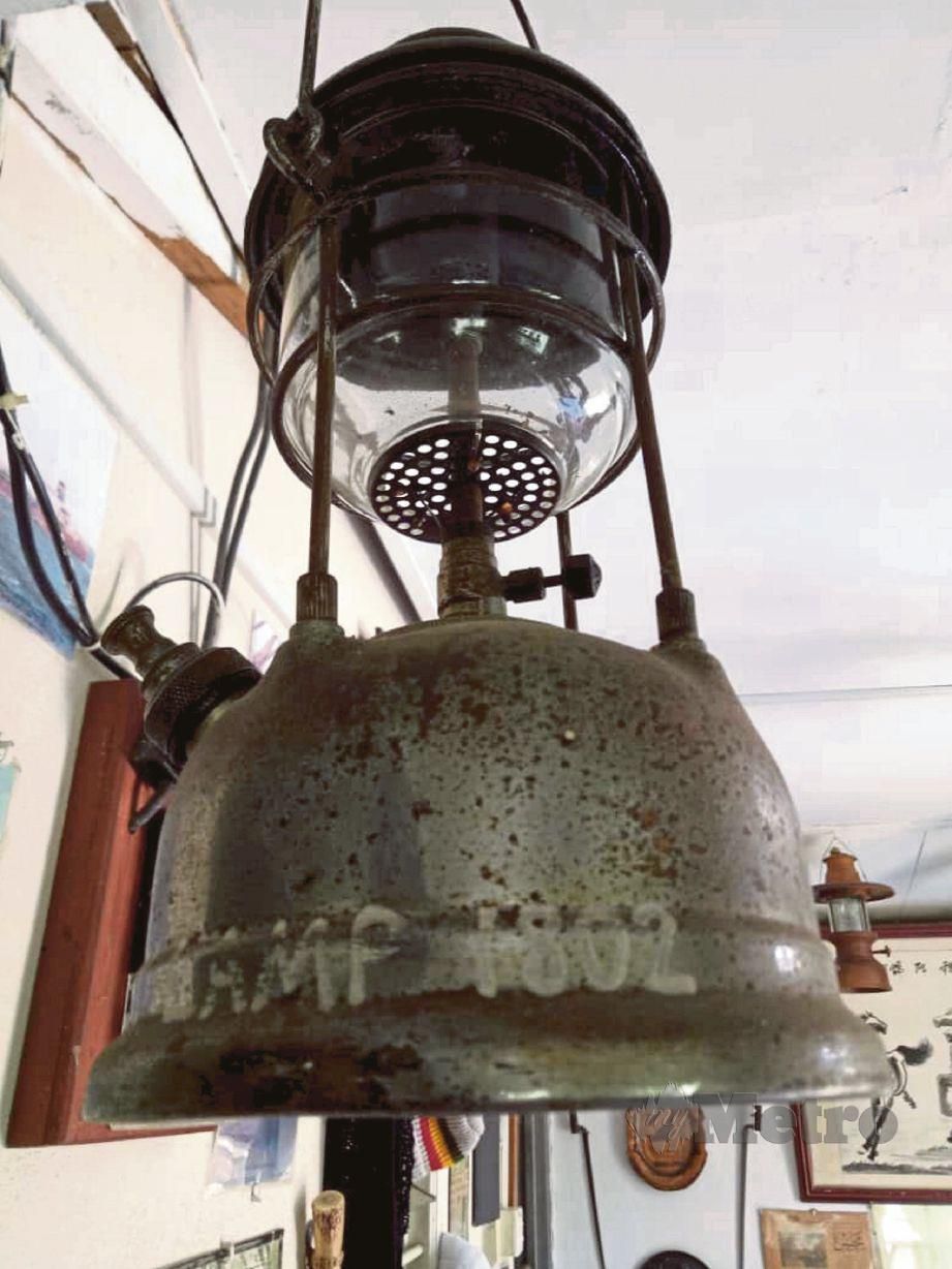 LAMPU gasolin tahun 1802 antara artifak dipamerkan. FOTO Ahmad Ismail.