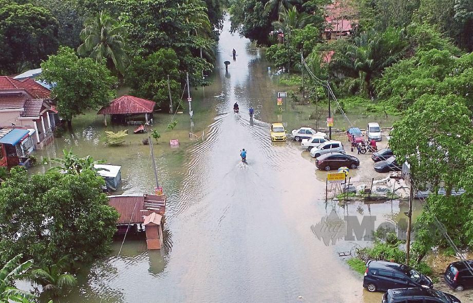 KAWASAN yang  dinaiki air disebabkan limpahan Sungai Golok di Jalan Pasir Mas-Rantau Panjang di Lubok Jong, semalam.