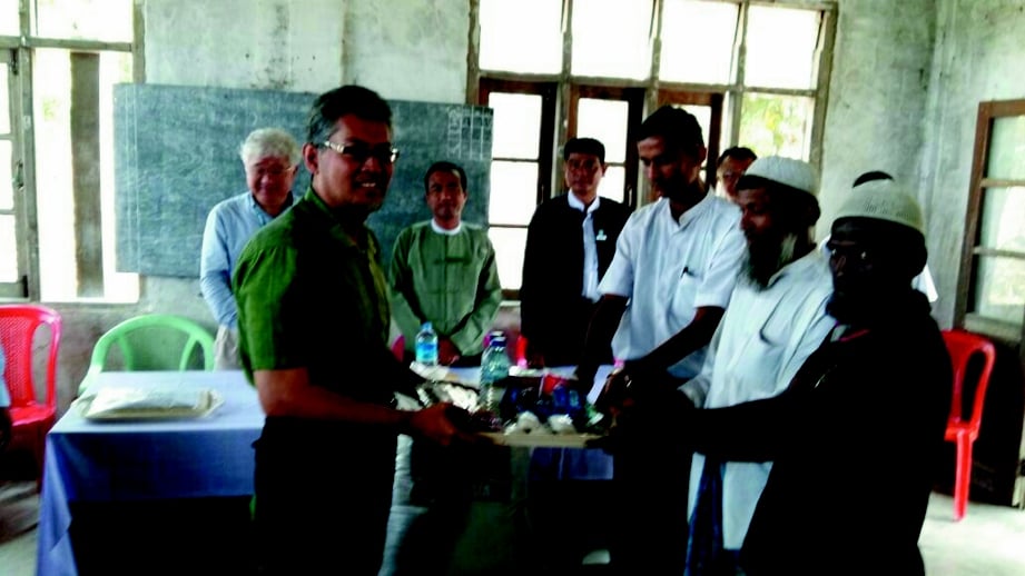 MOHD Haniff (kiri) menyerahkan sumbangan kepada penduduk di Maungdaw.