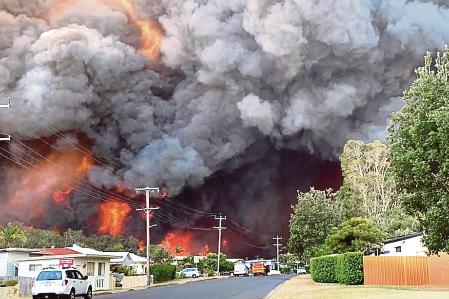 GAMBAR menunjukkan kebakaran hutan yang terlihat dari kawasan  timur Australia. FOTO AFP