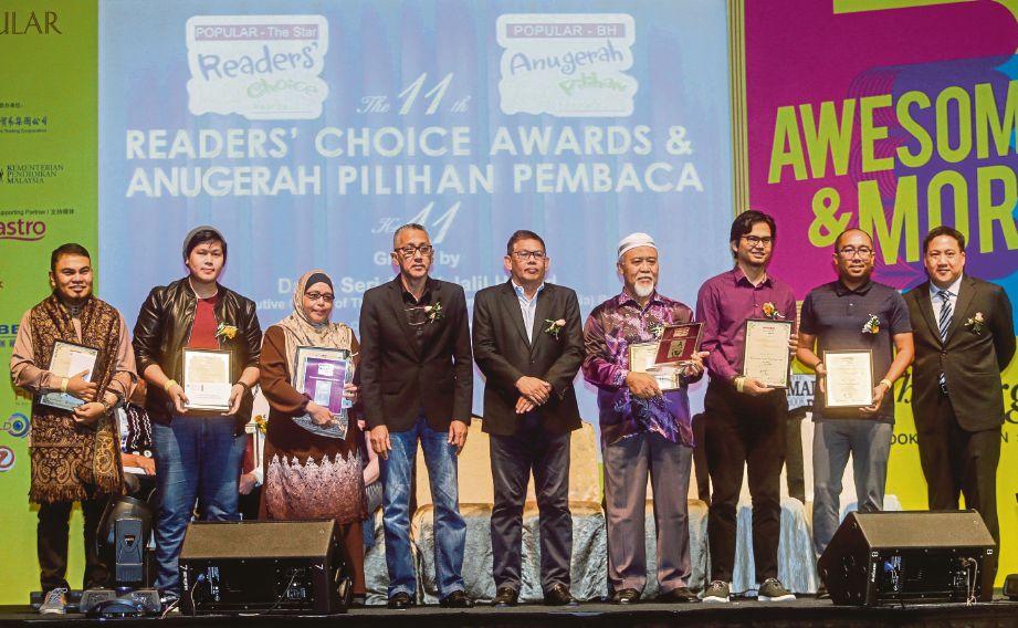 ABDUL Jalil  (tengah) dan Ahmad Zaini (empat dari kiri) bersama pemenang Anugerah Pilihan Pembaca POPULAR-BH 2018 di KLCC.